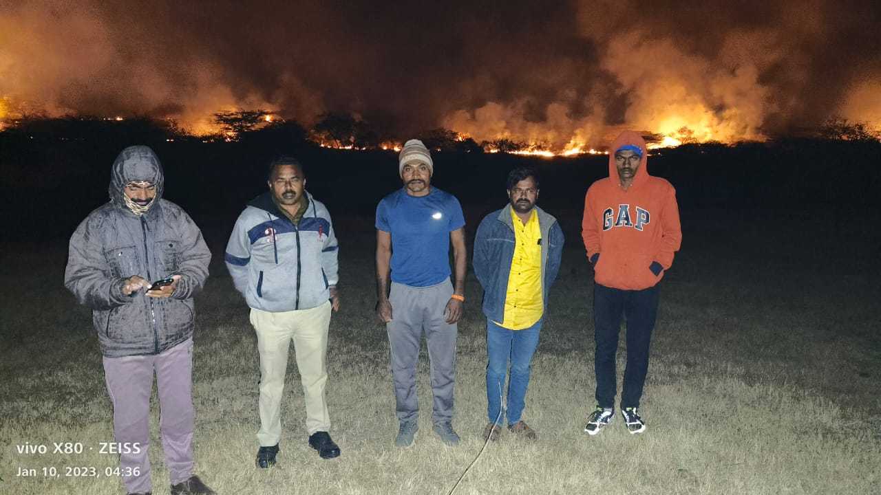 जंगलात लागलेली आग गस्तीवर असलेल्या पोलिसांनी विजवली