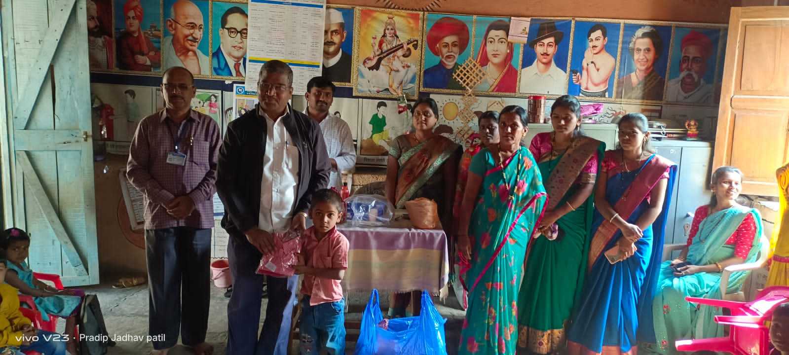 अंगणवाडीमधील गणवेश वाटप