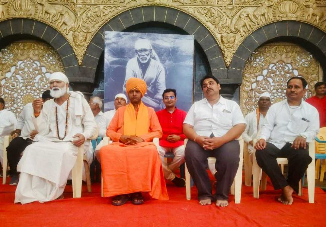 साईभक्तांसह व रेन्बो स्कुलच्या विद्यार्थ्यांच्या