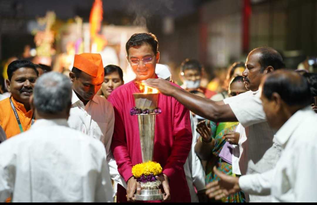 साईभक्तांसह व रेन्बो स्कुलच्या विद्यार्थ्यांच्या